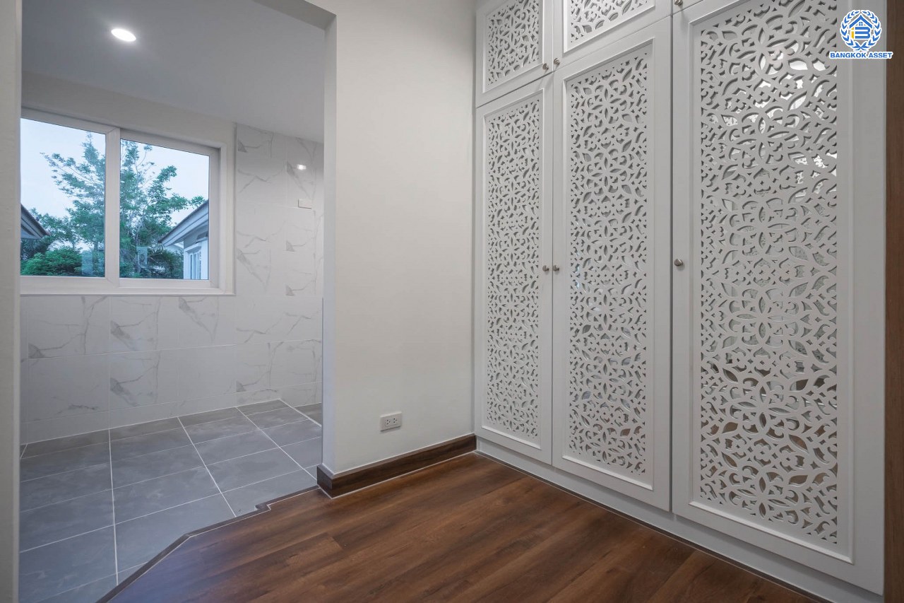 บ้านมือสองตกแต่งใหม่ โครงการ คาซ่าแกรนด์ รัตนาธิเบศร์-ราชพฤกษ์ บ้านเดี่ยวจากแบรนด์ Q.House เนื้อที่ 70 ตร.ว. ฟังก์ชัน 3 ห้องนอน 4 ห้องน้ำ 1 ห้องแม่บ้าน จอดรถได้ถึง 2 คัน พร้อม Facilities ครบครัน บนทำเลเดินทางสะดวก ติดถนนราชพฤกษ์ ใกล้เซ็นทรัลเวสต์เกต และรถไฟฟ้าสายสีม่วง "สถานีบางรักใหญ่"